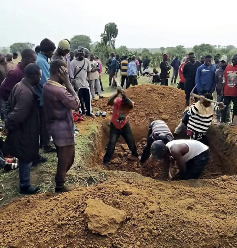 Mourners digging grave for mass burial of victims of May 5 attack in Nding Sesut village of Fan district, Barkin Ladi before they were attacked
