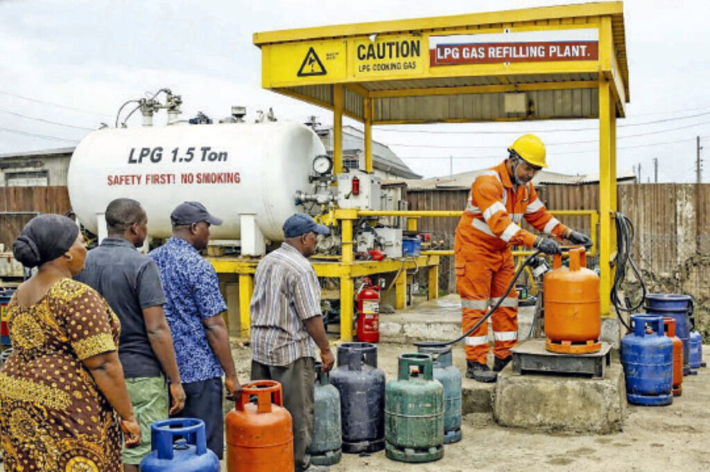 Nigerians waiting to buy cooking gas