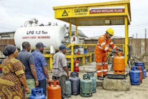 Nigerians waiting to buy cooking gas
