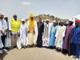 Odenigwe (third left), Chief Musa and others
