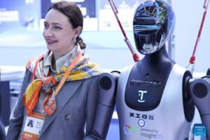 An attendee poses for a photo with a humanoid robot at the 10th China-Russia Expo in Harbin, Northeast China’s Heilongjiang Province. (Xinhua/Zhang Tao)