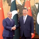 Chinese President Xi Jinping (r), with the Prime Minister of Pakistan, Shehbaz Sharif, when the latter visited Beijing