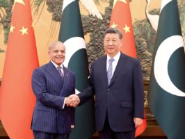 Chinese President Xi Jinping (r), with the Prime Minister of Pakistan, Shehbaz Sharif, when the latter visited Beijing
