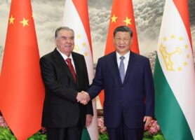 Chinese President Xi Jinpin (r), with Tajik President Emomali Rahmon, at the Great Hall of the People in Beijing, China
