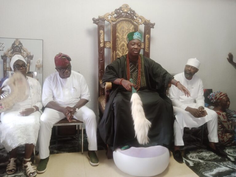 Oluyede (second left), Olukere of Ikere-Ekiti, Oba Ganiyu Ayodele Obasoyin (In green attire), PDP's Deputy gov, Deji Ogunsakin (right)and Oluyede's wife, Dr Kemi