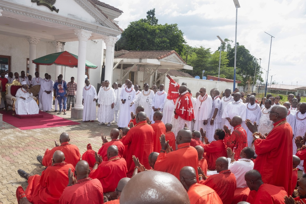 A cross section of the traditionalists at the Oba Palace