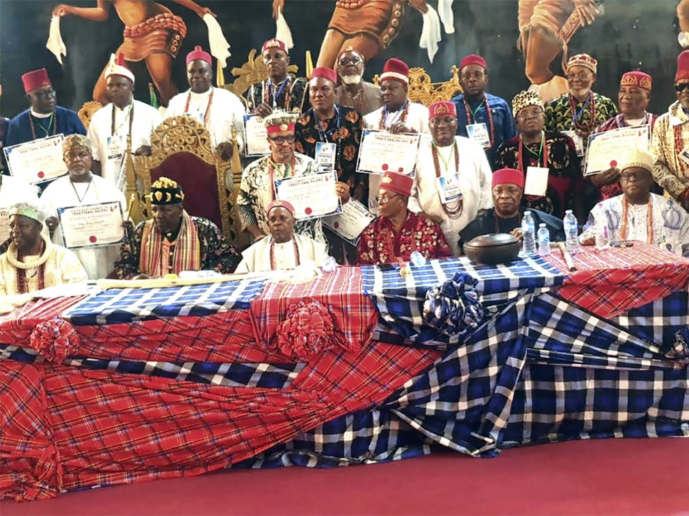 Diaspora Igbo leaders displaying their certificates. Sitting in front are the South East Council of Traditional Rulers.