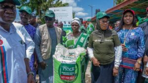 FG-Distributes-Free-Fertilisers-To-20160-South-West-Farmers-Ahead-Of-Wet-Season
