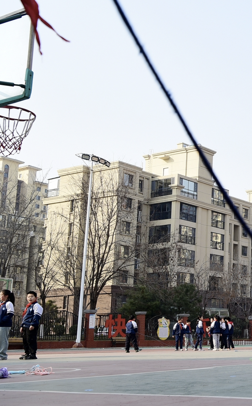 Students participate in a jump rope exercise during an extended recess session at a primary school in Shijiazhuang, north China's Hebei Province, February 27, 2025. /VCG