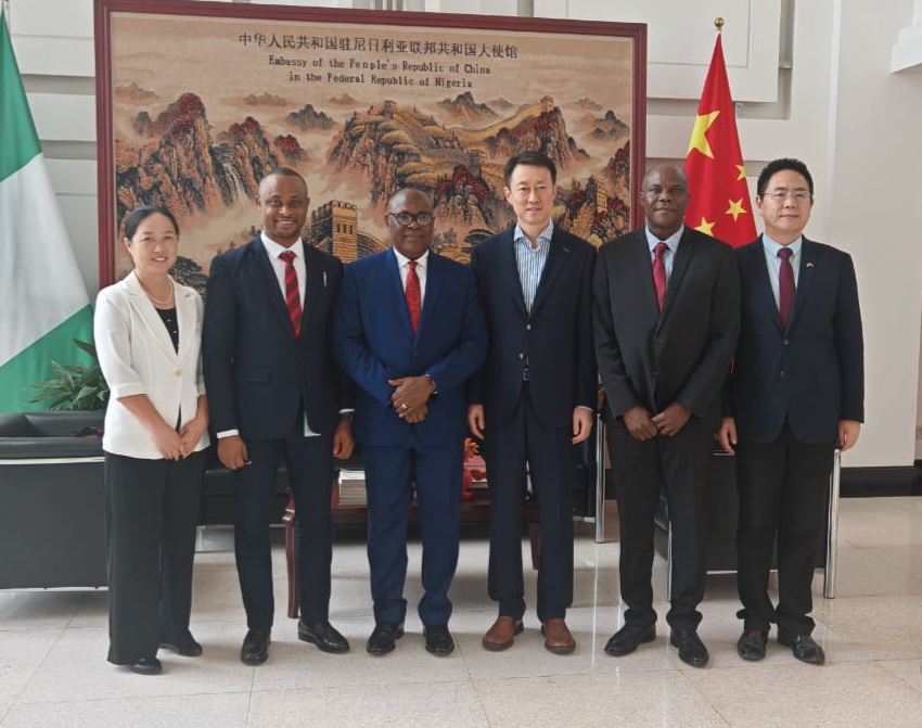 UNN-VC-and-his-delegates-in-group-photo-with-the-Chinese-ambassador