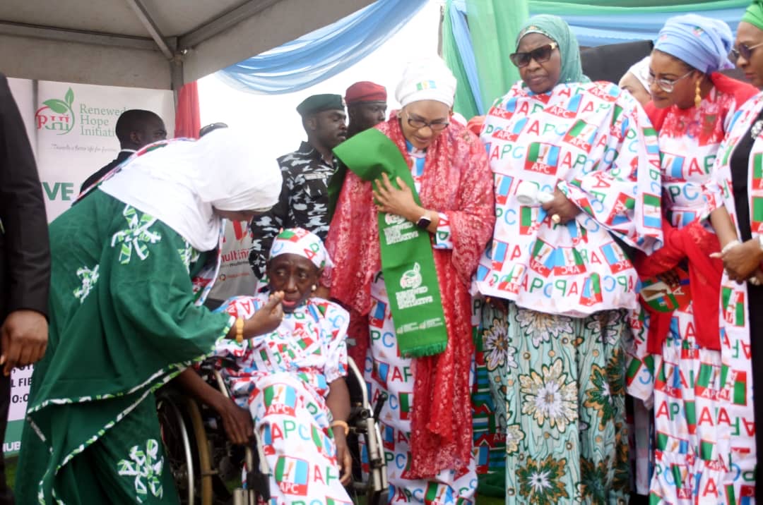 First Lady empowers 1,000 petty traders in FCT with cash grants, equipment