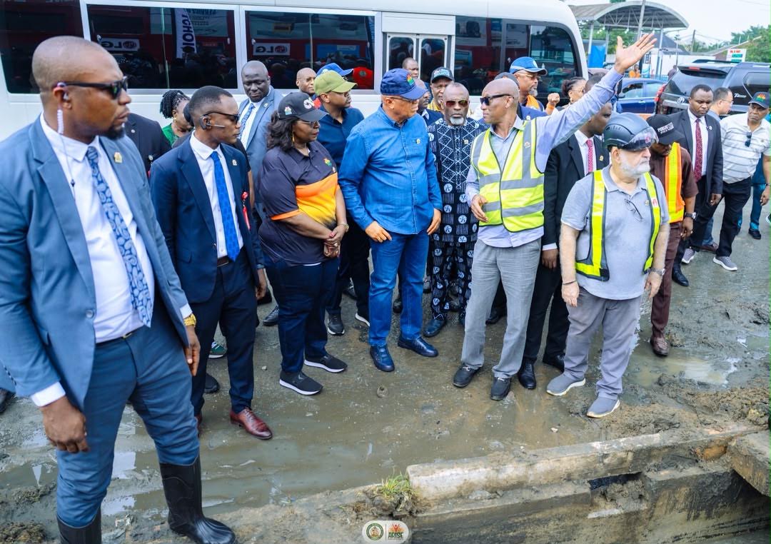 Eno interacting with contractor handling desilting of gutters in Uyo