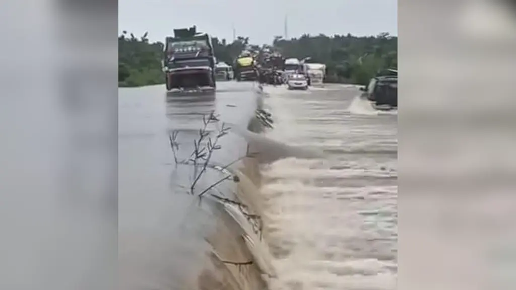 Motorists stranded as flood cuts off Benin-Ore highway
