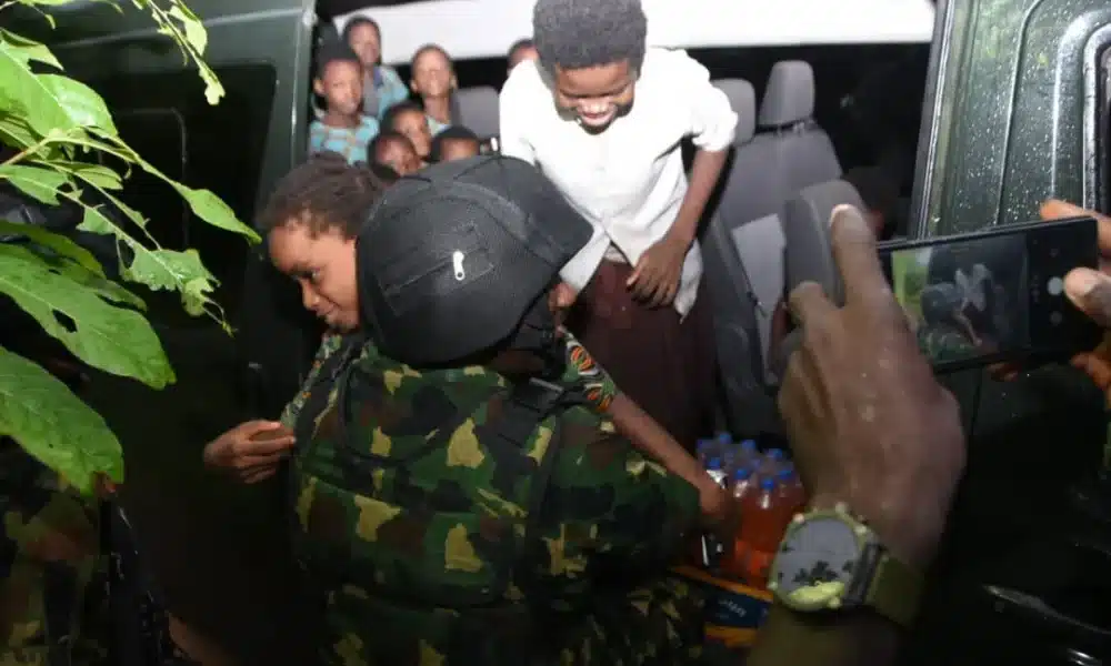 Nigerian-Army-with-rescued-Oyo-Pupil-1000×600