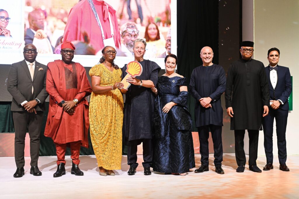 Marno de Jong officially hands over to Elohor Aiboni as Executive Vice President, Nigeria, and Country Chair, Shell Companies in Nigeria (SCiN), as industry leaders look on during the handover ceremony at Eko Hotel & Suites, Lagos