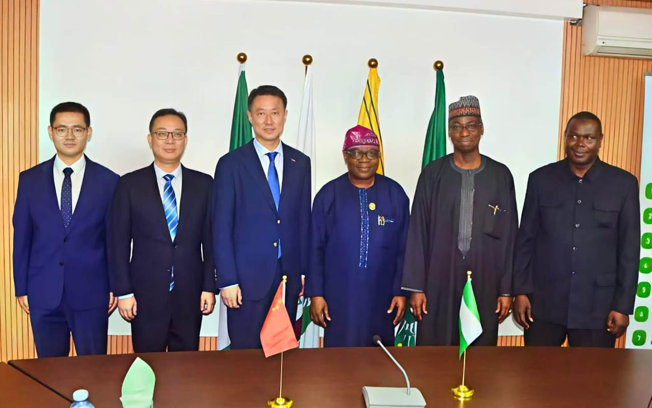 The Minister of State, Foreign Affairs, Ambassador Sola Enikanolaiye (3rd r); the Chinese Envoy to Nigeria, Ambassador Yu Dunhai (3rd l); the Permanent Secretary, Ministry of Foreign Affairs, Ambassador Dunoma Umar Ahmed (2nd r); the Head of the Political Section of the Embassy of the People’s Republic of China in Nigeria, Zhu Songbo (2nd r); the Chief of Protocol, Ministry of Foreign Affairs, Ambassador Babagana Wakil (r) and a Political Officer at the Embassy of China in Nigeria, Wang Kangning