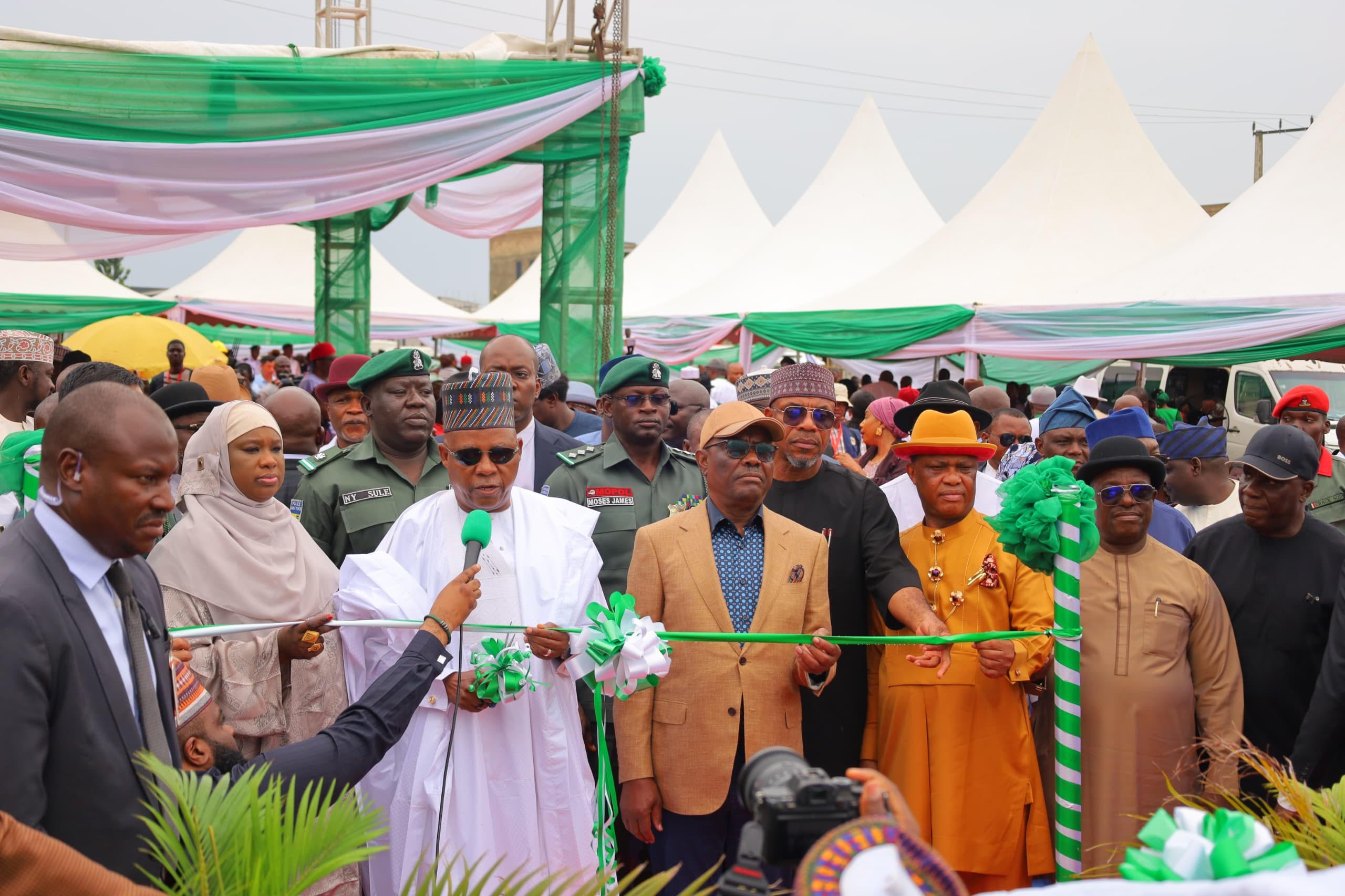 L-R: Minister of State, FCT, Mariya Mahmoud, Vice President Kashim Shettima, FCT Minister, Nyesom Wike, Chairman, Senate Committee of Works, Allwell Onyesoh, Olaka Nwogu and APC National Vice President South South, Victor Gaidom during the commissioning of Collector Road CO1 linking the Body of Benchers, Nile and Baze Universities in the Institution and Research District, Abuja on Wednesday