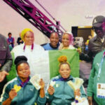 •Team Nigeria athletes with their cash rewards flanked by NSC Chairman, Mallam Shehu Dikko (L) and NSC DG – Bukola Olapade(R).