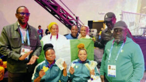 •Team Nigeria athletes with their cash rewards flanked by NSC Chairman, Mallam Shehu Dikko (L) and NSC DG – Bukola Olapade(R).