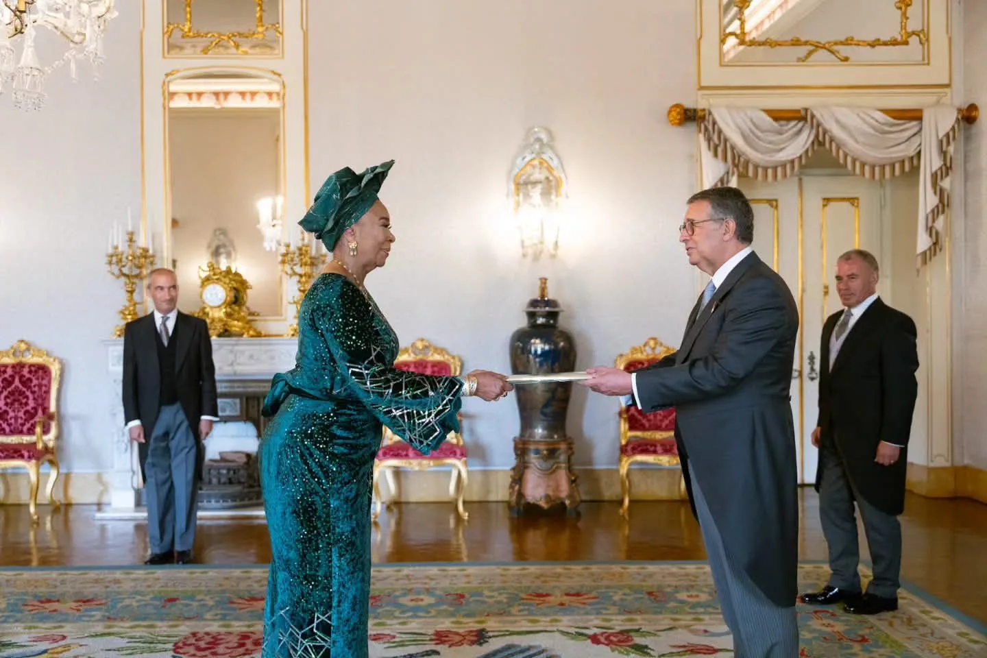 Nigeria’s newly appointed Ambassador to Portugal, Erelu Angela Adebayo, presenting her Letters of Credence to Portuguese President António José Seguro