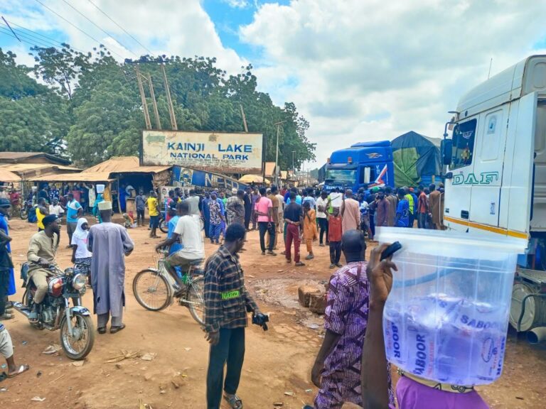 Niger: Protesters block Mokwa entry points over insecurity