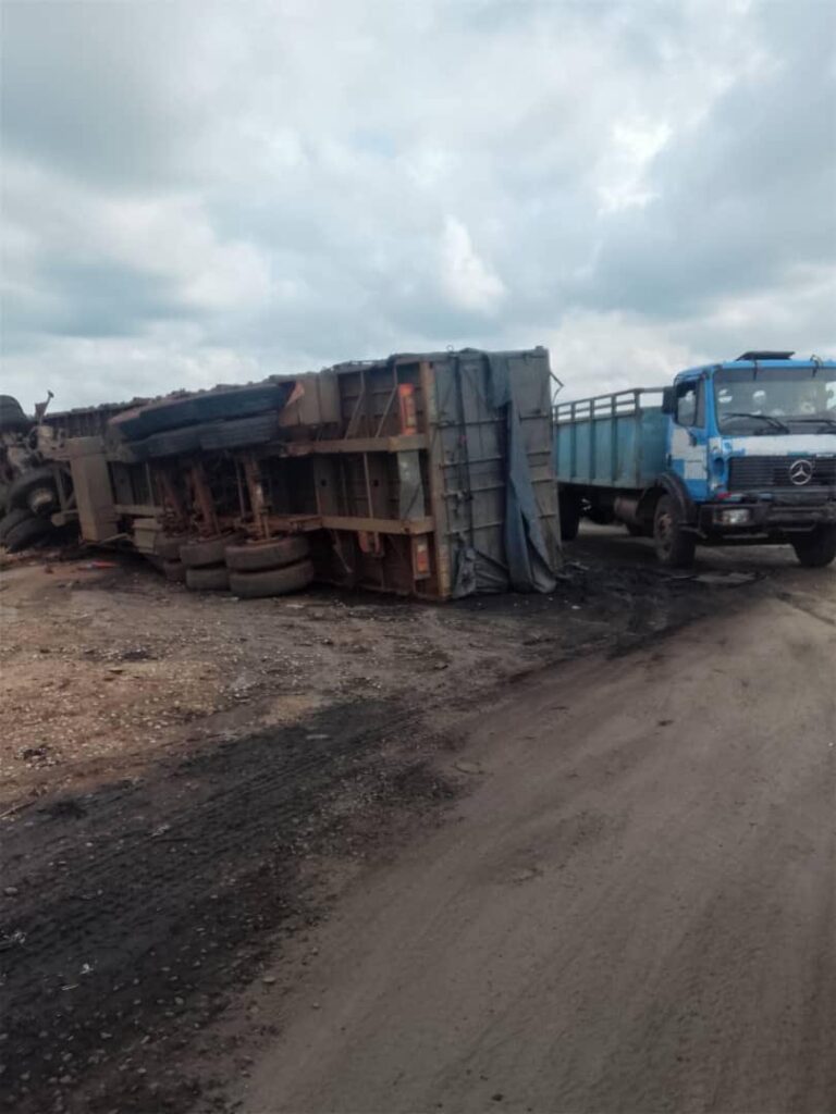 Motorists raise alarm over abandoned truck on Enugu-Onitsha Expressway